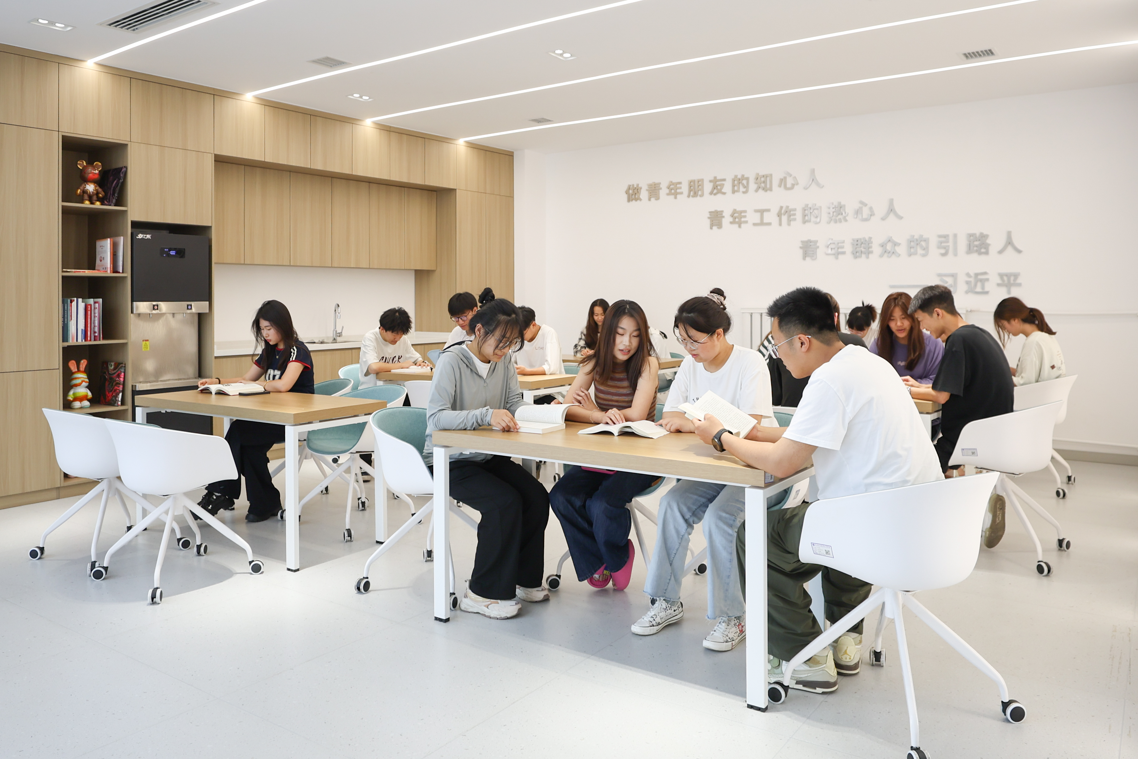 圖為“一站式”學(xué)生社區(qū)綜合服務(wù)中心公共空間.jpg 圖為“一站式”學(xué)生社區(qū)綜合服務(wù)中心公共空間.jpg