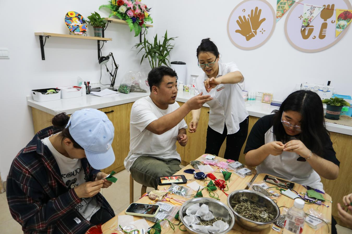 圖為傳統(tǒng)節(jié)日“端午節(jié)”在協(xié)同育人中心做香包活動(dòng).png 圖為傳統(tǒng)節(jié)日“端午節(jié)”在協(xié)同育人中心做香包活動(dòng).png